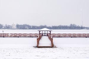 widok na molo z platformą widokową zimą