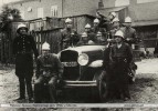 Strażacy ze sprzętem - lata 30 XX w.