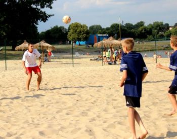 piłkarze na boisku do beach soccera