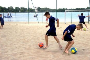 piłkarze na boisku do beach soccera