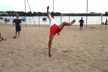 piłkarze na boisku do beach soccera