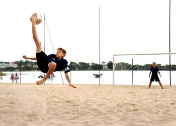 piłkarze na boisku do beach soccera