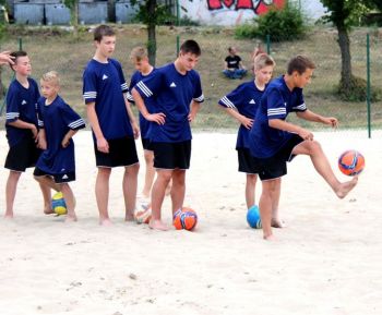 piłkarze na boisku do beach soccera