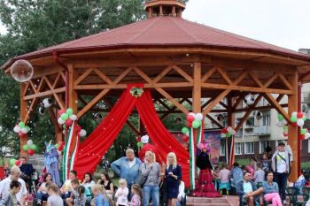 Piknik pod altaną taneczno-koncertową