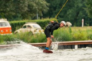 Mężczyzna uprawiający wakeboarding na zalewem Mrożyczka w Głownie