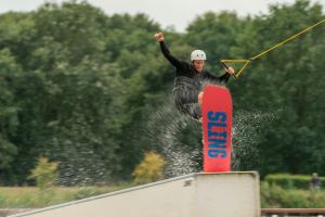 Mężczyzna uprawiający wakeboarding na zalewem Mrożyczka w Głownie