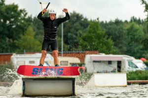 Mężczyzna uprawiający wakeboarding na zalewem Mrożyczka w Głownie