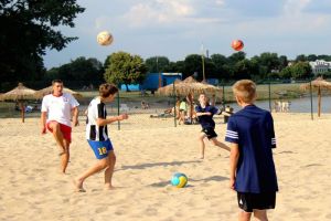 Zawodnicy grający w beach soccera