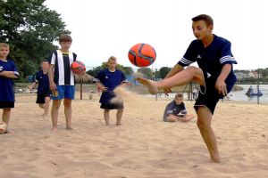 Zawodnicy grający w beach soccera