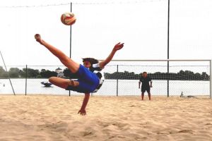 Zawodnicy grający w beach soccera