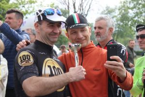Dwóch kolarzy robiących zdjęcie telefonem komórkowym