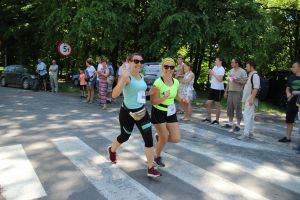 Dwie kobiety biegnące i machające do widzów