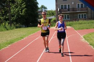 Kobieta i mężczyzna biegnący po bieżni