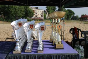 Puchary dla zwycięzców turnieju Projekt Plażówka