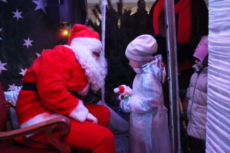 Dziecko rozmawiające ze Świętym Mikołajem