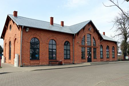 Ceglany budynek dworca kolejowego