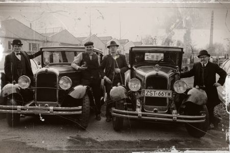 Pozujących czterech mężczyzn, przy zabytkowych autach marki Citroen C4 z 1931