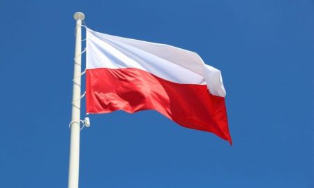 Biało-czerwona flaga Polski, powiewająca na maszcie.