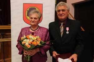 Para uhonorowana medalem za długoletnie pożycie małżeńskie
