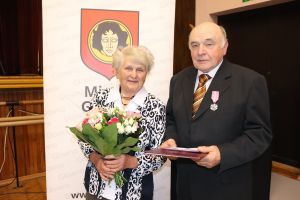 Para uhonorowana medalem za długoletnie pożycie małżeńskie