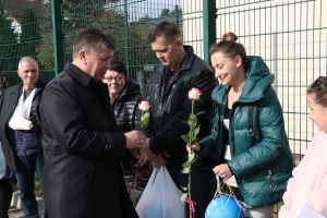 Pan Burmistrz wręczający kwiatka synowej zmarłego Zbigniewa Rojka