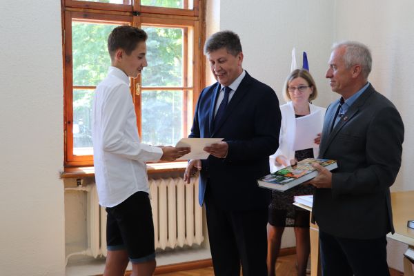 Zakończenie roku szkolnego - nagrody Burmistrza dla najlepszych uczniów i sportowców