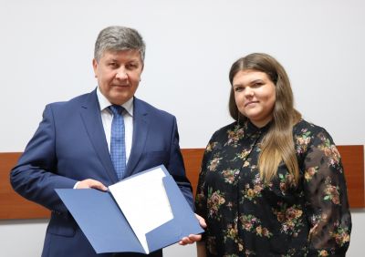 Burmistrz wręcza akt nadania Pani Patrycji Bielawskiej