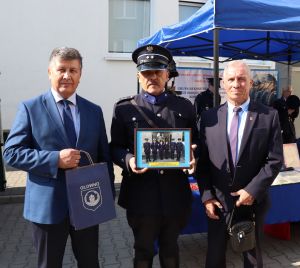 Odsłonięcie tablicy ku czci poległych policjantów