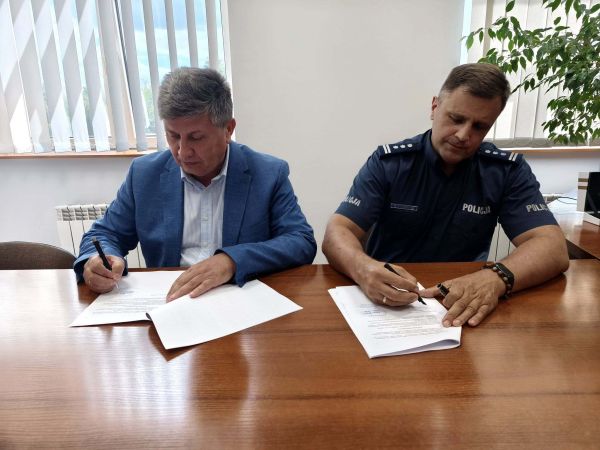 Burmistrz Głowna Grzegorz Janeczek i Komendant Powiatowy Policji w Zgierzu insp. Krzysztof Sztandera