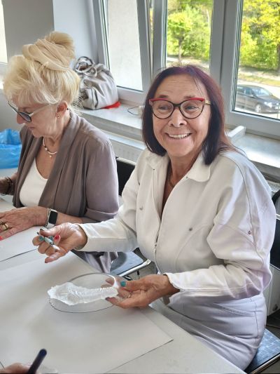 „Konwalia i Bez” – artystyczne warsztaty pełne kolorów i integracji podczas Głowieńskich Senioraliów