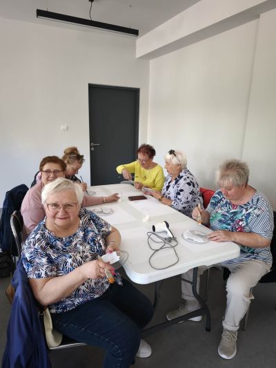 „Konwalia i Bez” – artystyczne warsztaty pełne kolorów i integracji podczas Głowieńskich Senioraliów