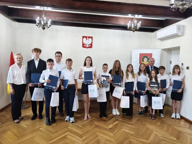 Nagrody Burmistrza dla najlepszych uczniów rozdane