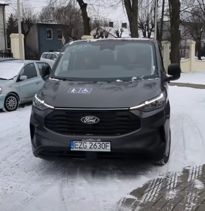 Podopieczni Środowiskowego Domu Samopomocy w Głownie korzystają już z nowego mikrobusa